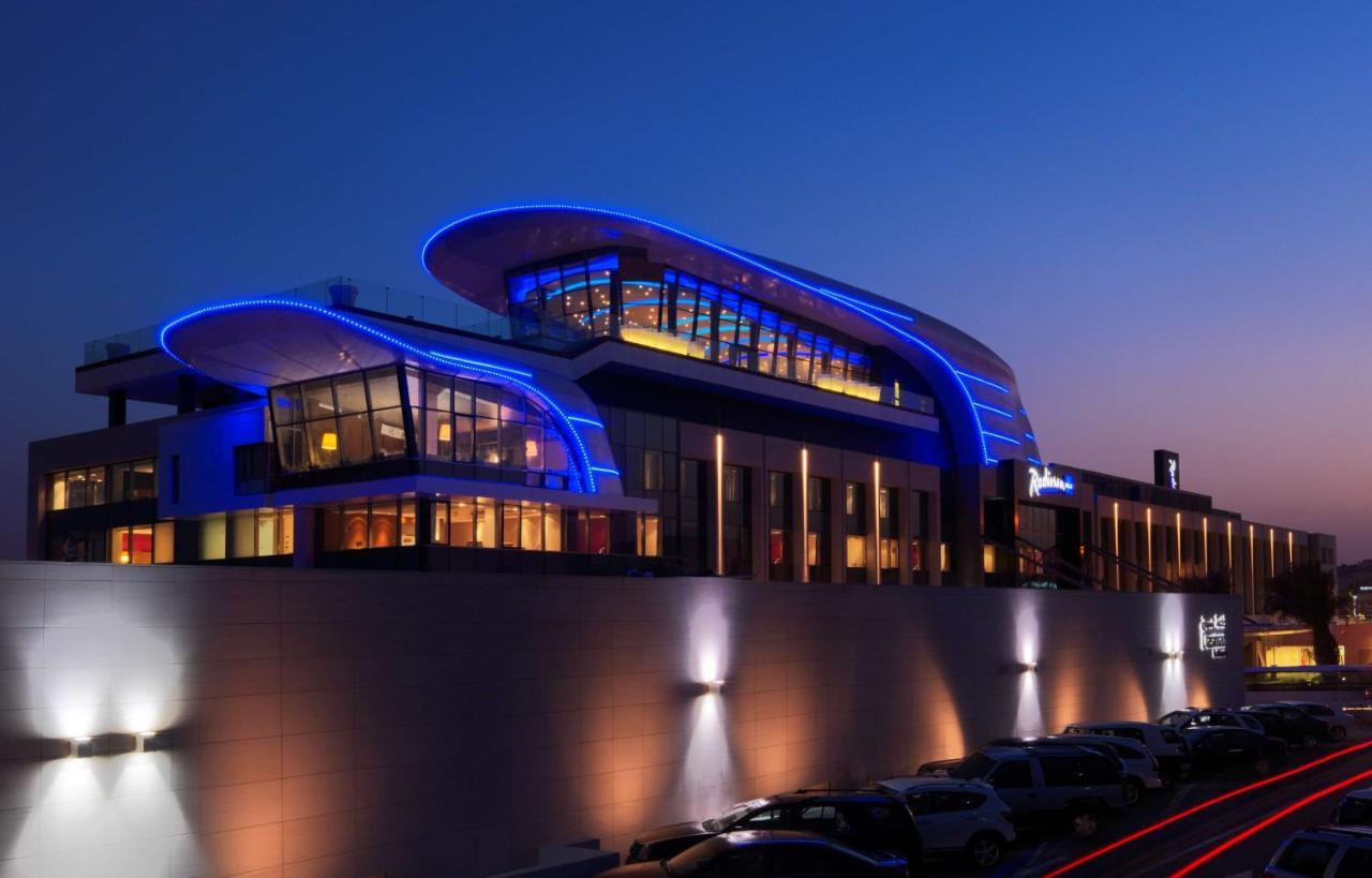Radisson Blu Hotel, Kuwait Kuveyt Dış mekan fotoğraf The terminal at night