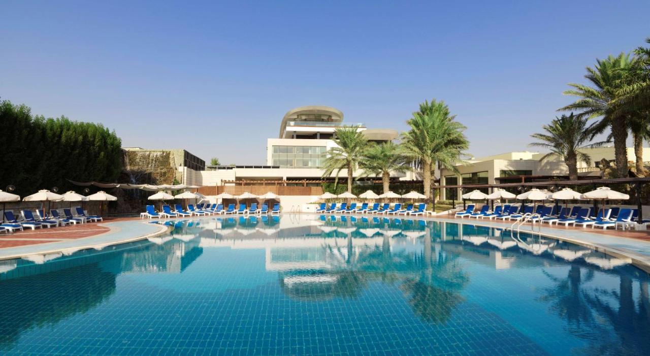 Radisson Blu Hotel, Kuwait Kuveyt Dış mekan fotoğraf The swimming pool at the Jumeirah Creekside