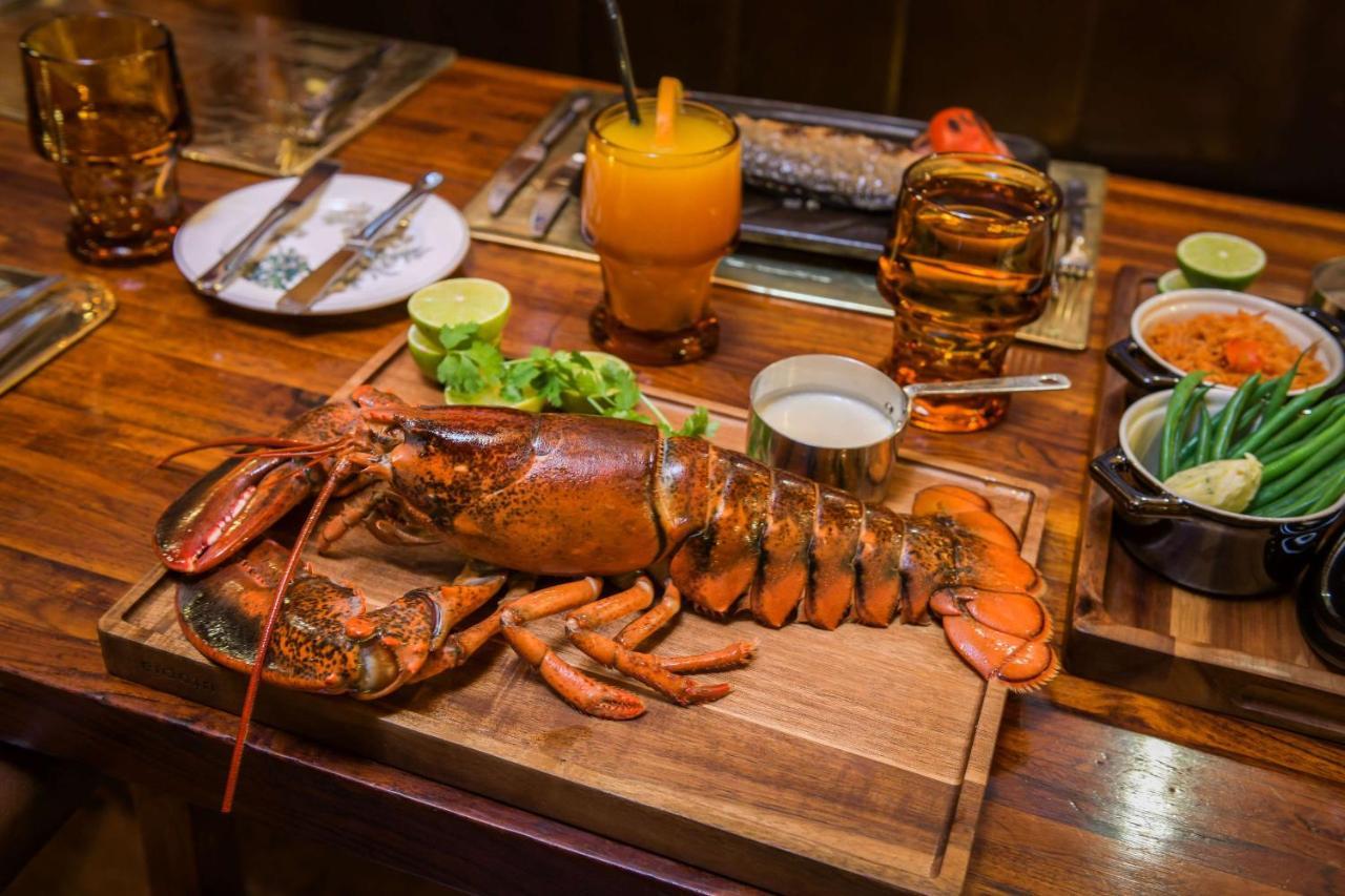 Radisson Blu Hotel, Kuwait Kuveyt Dış mekan fotoğraf A lobster prepared at the restaurant