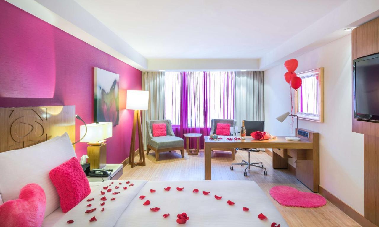 Radisson Blu Hotel, Kuwait Kuveyt Dış mekan fotoğraf A room at the hotel