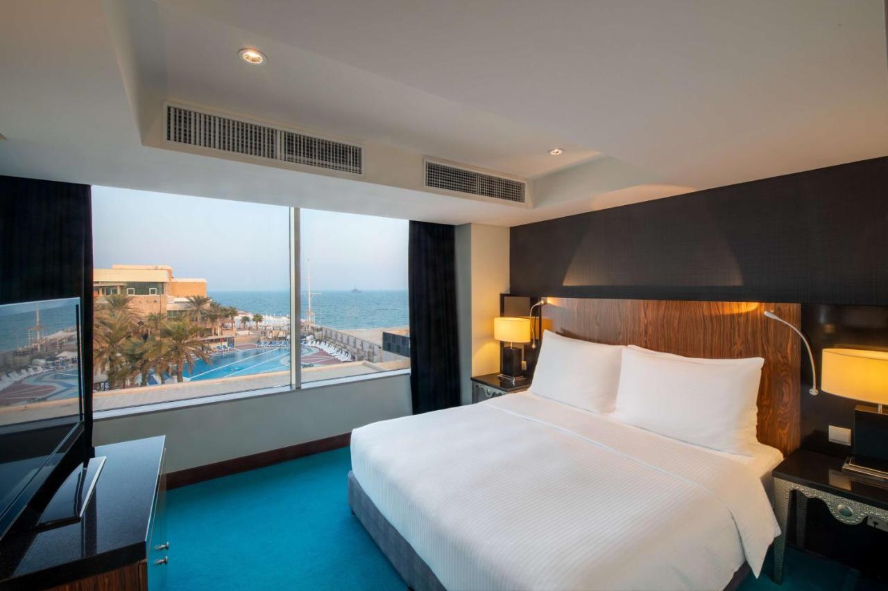 Radisson Blu Hotel, Kuwait Kuveyt Dış mekan fotoğraf A bedroom at the Hilton Tel Aviv