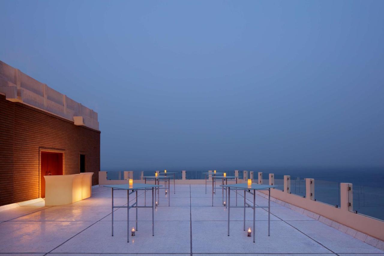 Radisson Blu Hotel, Kuwait Kuveyt Dış mekan fotoğraf The rooftop bar