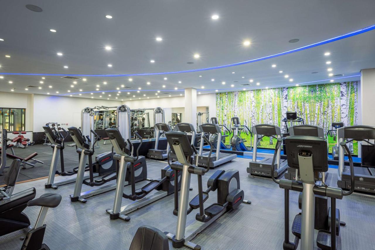 Radisson Blu Hotel, Kuwait Kuveyt Dış mekan fotoğraf The gym at the hotel