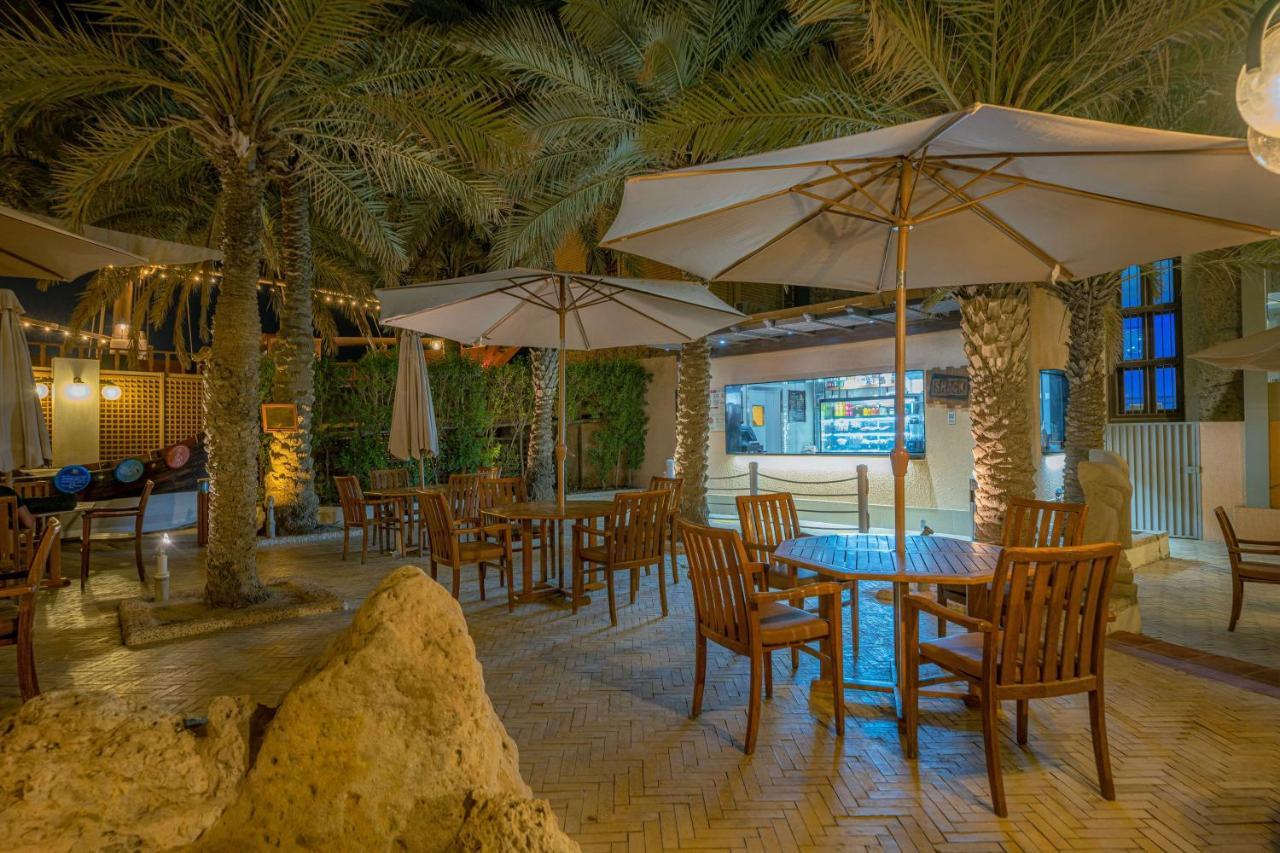 Radisson Blu Hotel, Kuwait Kuveyt Dış mekan fotoğraf The Oasis Cafe