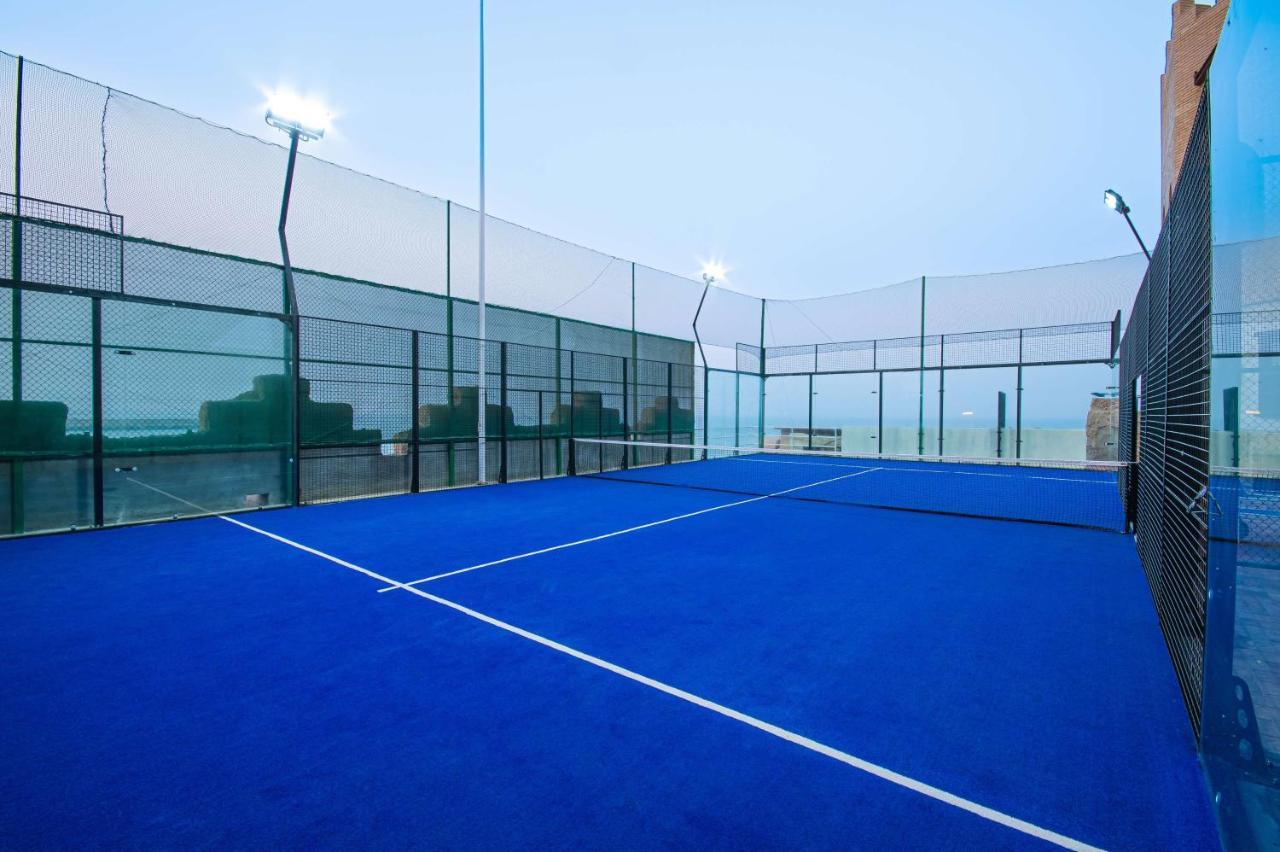 Radisson Blu Hotel, Kuwait Kuveyt Dış mekan fotoğraf A paddle tennis court
