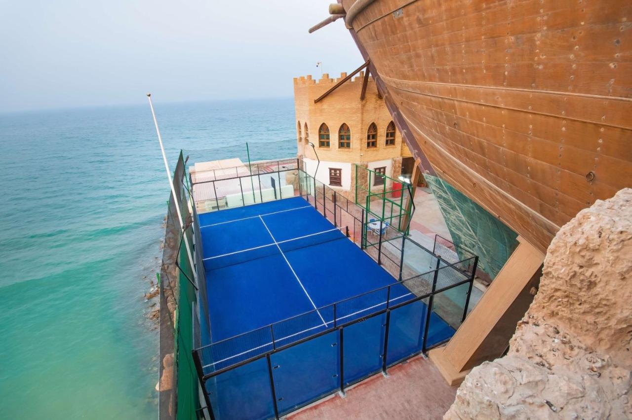 Radisson Blu Hotel, Kuwait Kuveyt Dış mekan fotoğraf A paddle tennis court in the Al-Shaqra fort, Al-Shaqra, Saudi Arabia