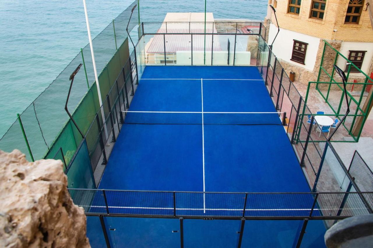Radisson Blu Hotel, Kuwait Kuveyt Dış mekan fotoğraf A paddle tennis court